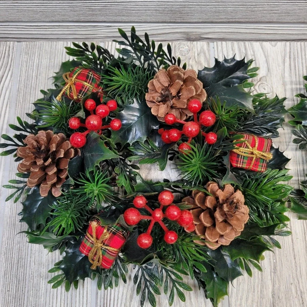 2 Christmas Greenery Wreath Rings Green Red Pinecone Berries Plaid Presents‎ Vtg